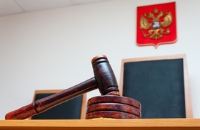 В договоре нет НДС — суд выступил против начисления налога сверх цены договора